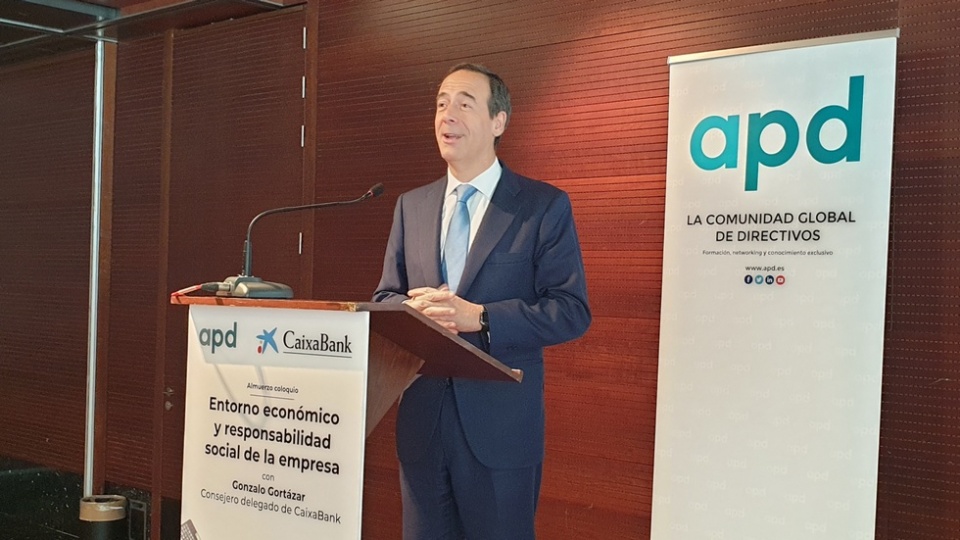 El consejero delegado de CaixaBank, Gonzalo Gort&aacute;zar, ha realizado una ponencia sobre el &lsquo;Entorno econ&oacute;mico y responsabilidad social de la empresa&rsquo;.