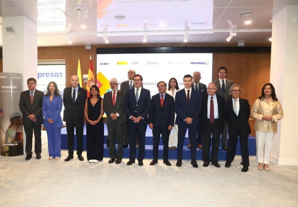 Foto de familia de la delegaci&oacute;n institucional espa&ntilde;ola y colombiana previo al Encuentro Empresarial en CEOE