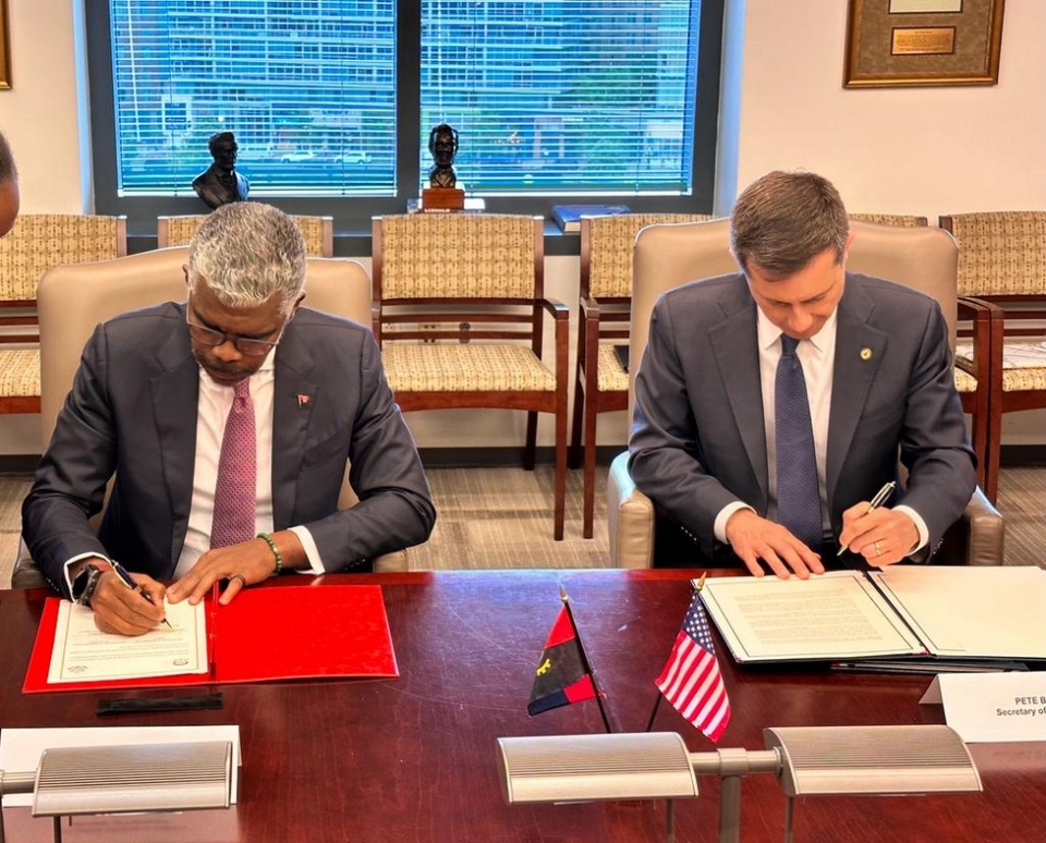 Ricardo Viegas y Pete Buttigieg firman el Acuerdo de Servicios A&eacute;reos de Cielos Abiertos y el Memor&aacute;ndum de Consultas en el &Aacute;mbito de la Aviaci&oacute;n Civil