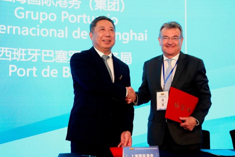 El director general del Shangai International Port Group, Shen Wei; y el subdirector general y responsable de Innovaci&oacute;n y Estrategia de Negocio del Port de Barcelona, Santiago Garcia-Mil&agrave;.