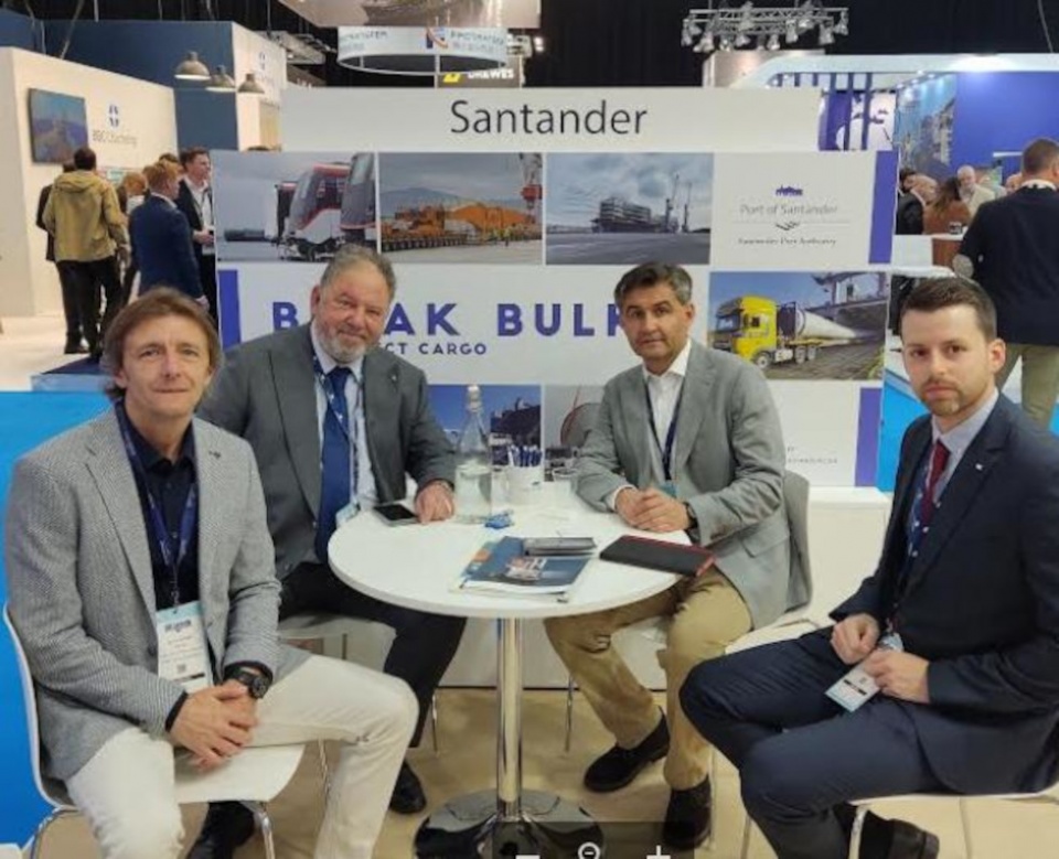 Guillermo Ort&iacute;z, I&ntilde;aki Echevarr&iacute;a, director de H&ouml;egh Autoliners Espa&ntilde;a; Marcelino Tricio y Pablo Guerrero, director comercial de H&ouml;egh Autoliners Espa&ntilde;a.