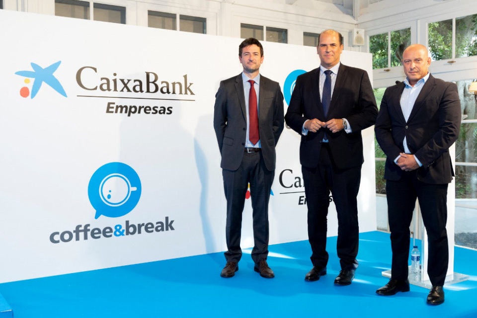 Oriol Aspachs, Manuel Afonso y Andr&eacute;s Guerra durante las jornadas Coffee & Break organizadas por CaixaBank Empresas en Canarias.