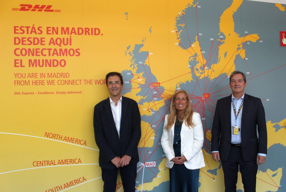 De izq. a dcha: Miguel Borrás, director general DHL Express España; Dña. Rocío Albert, consejera de Economía, Hacienda y Empleo; Jesús Sánchez, director general DHL Aviación. De izq. a dcha: Miguel Borrás, director general DHL Express España; Dña. Rocío Albert, consejera de Economía, Hacienda y Empleo; Jesús Sánchez, director general DHL Aviación.