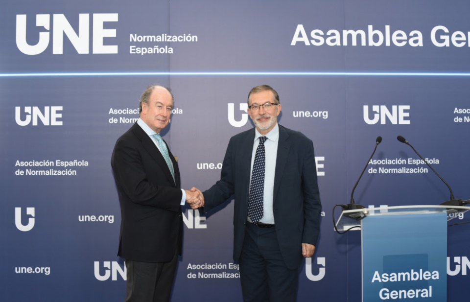 José Manuel Prieto, subdirector general de Calidad y Seguridad Industrial del Ministerio de Industria y Turismo; y Alfredo Berges, presidente de UNE. José Manuel Prieto, subdirector general de Calidad y Seguridad Industrial del Ministerio de Industria y Turismo; y Alfredo Berges, presidente de UNE.