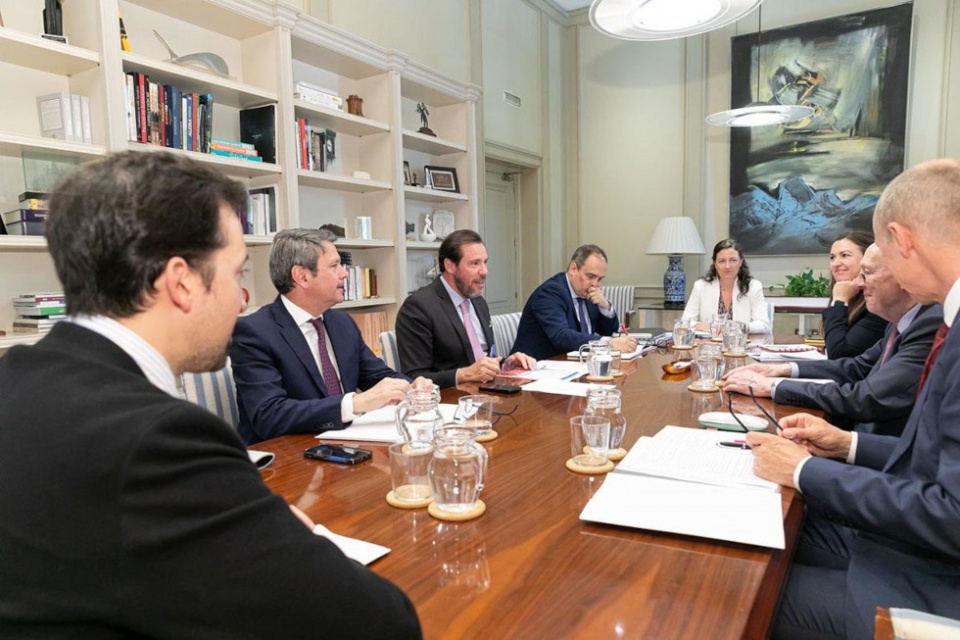 El ministro de Transportes y Movilidad Sostenible, &Oacute;scar Puente, durante la reuni&oacute;n con los representantes de la Comisi&oacute;n Europea sobre el Corredor Atl&aacute;ntico.