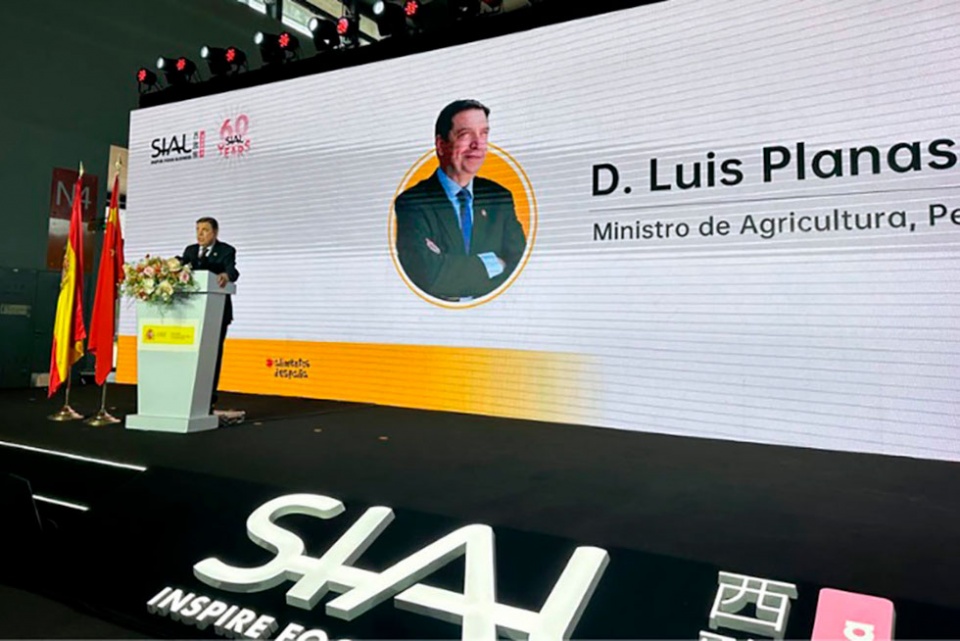 El ministro de Agricultura, Pesca y Alimentaci&oacute;n, Luis Planas, durante su intervenci&oacute;n en la Feria Internacional de la Industria Alimentaria (SIAL), en Shangh&aacute;i (China).