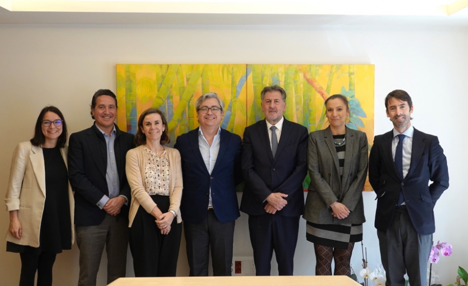 Los equipos de COFIDES y Hotusa; en el centro, el director corporativo de Inversiones de COFIDES, Miguel &Aacute;ngel Ladero, y el presidente de Hotusa, Amancio L&oacute;pez Seijas.