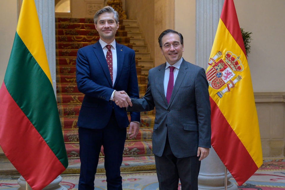 El ministro de Asuntos Exteriores, Uni&oacute;n Europea y Cooperaci&oacute;n, Jos&eacute; Manuel Albares, con su hom&oacute;logo lituano, Kęstutis Budrys.