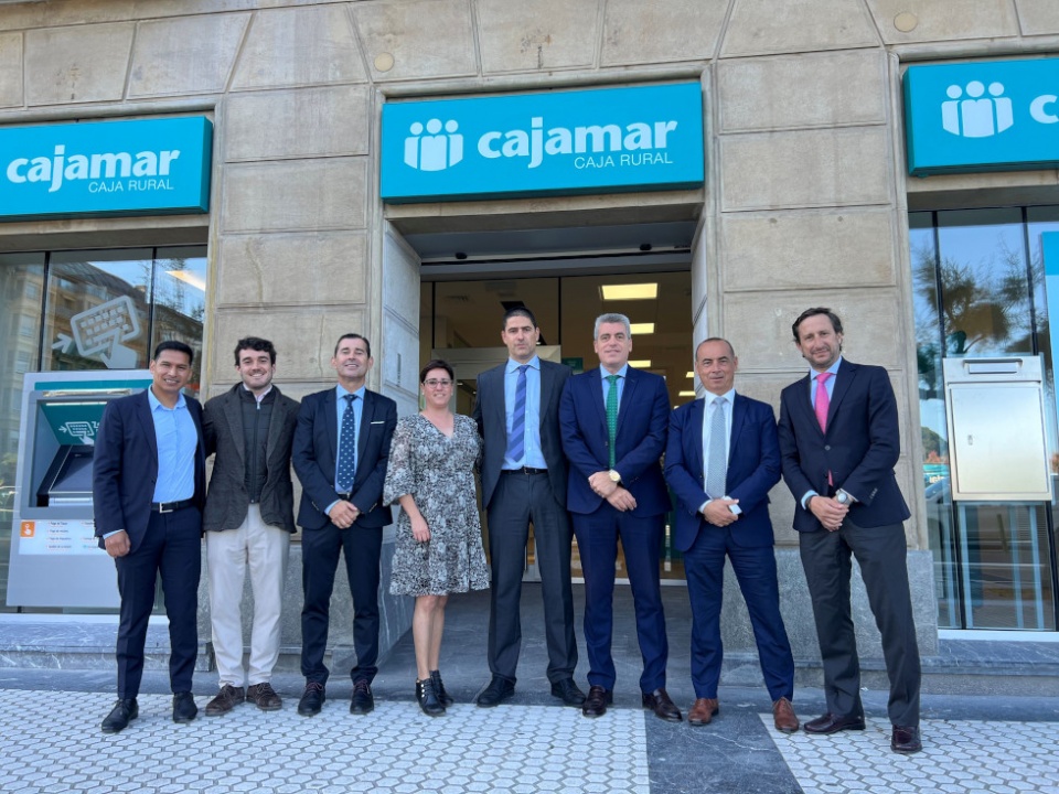 Directivos de Cajamar y profesionales de la Oficina.