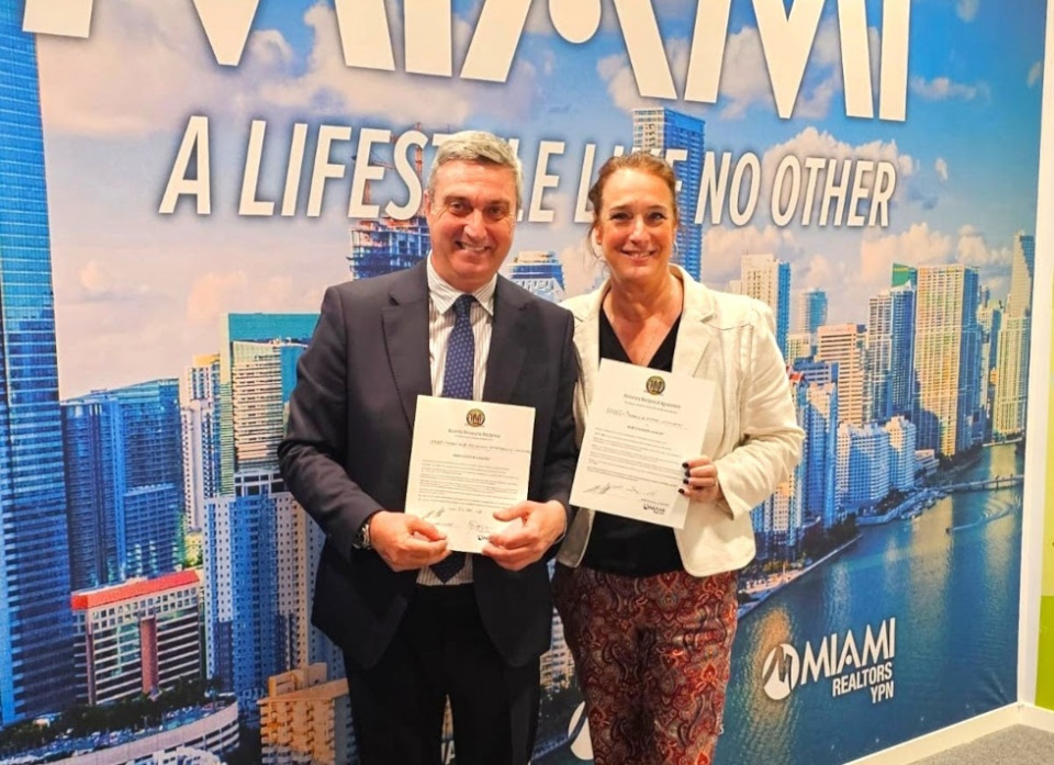 Miguel &Aacute;ngel G&oacute;mez Huecas (FADEI) y Luz Juffin (Miami Realtors), tras firmar el acuerdo en el SIMA.