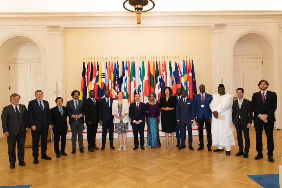 El ministro de Asuntos Exteriores, Uni&oacute;n Europea y Cooperaci&oacute;n, Jos&eacute; Manuel Albares, en la foto de grupo de la reuni&oacute;n.