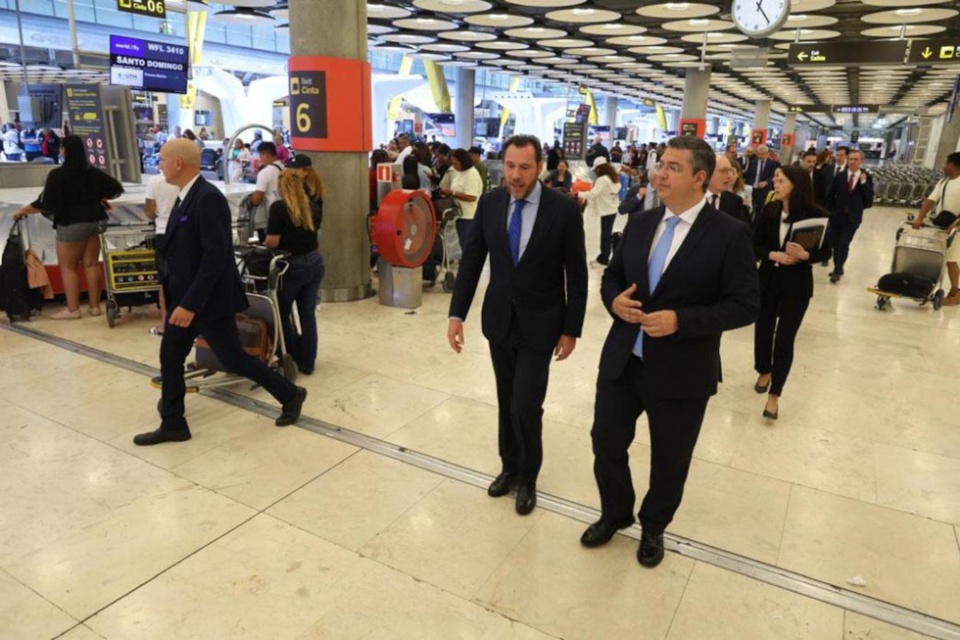 El ministro de Transportes y Movilidad Sostenible, Óscar Puente, durante su visita al aeropuerto Adolfo Suárez Madrid-Barajas. El ministro de Transportes y Movilidad Sostenible, Óscar Puente, durante su visita al aeropuerto Adolfo Suárez Madrid-Barajas.