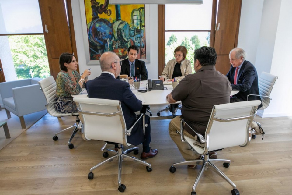 Lorenzana con una delegación filipina. Lorenzana con una delegación filipina.