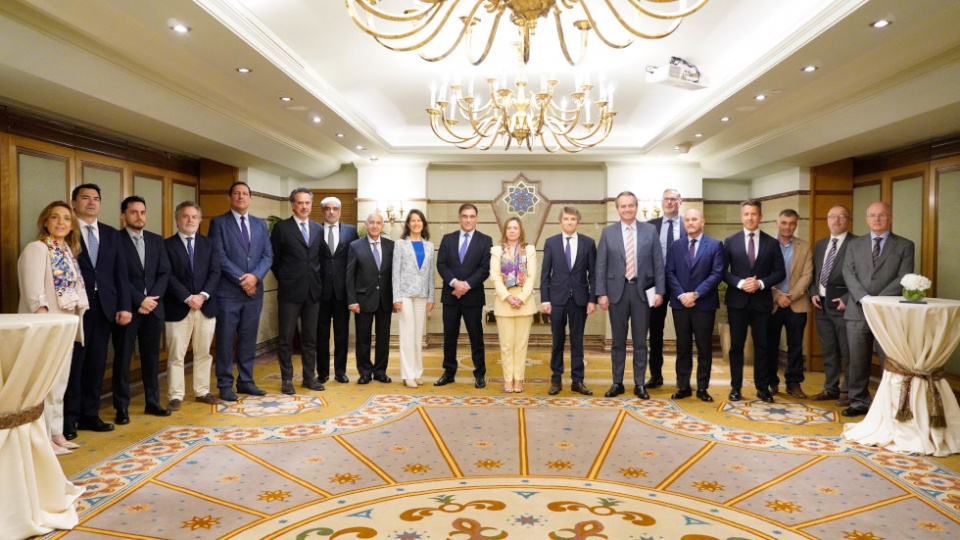 La Secretaria de Estado de Comercio y el director Internacional de CCE junto con participantes en el Encuentro Empresarial Espa&ntilde;a - Kuwait.