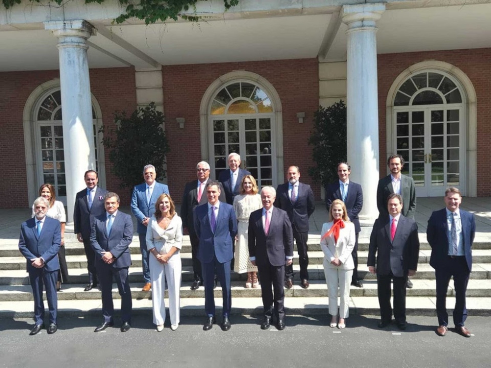 El presidente, Pedro Sánchez, con la delegación de miembros del Consejo Empresarial Alianza por Iberoamérica (CEAPI). El presidente, Pedro Sánchez, con la delegación de miembros del Consejo Empresarial Alianza por Iberoamérica (CEAPI).