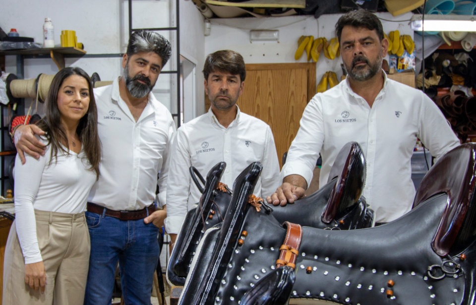 Los hermanos Tejero, Jesús, Juanma y José Andrés, son los visionarios artesanos del cuero que han sabido combinar el oficio que les legara su abuelo con las ventajas que ofrecen las nuevas tecnologías. Los hermanos Tejero, Jesús, Juanma y José Andrés, son los visionarios artesanos del cuero que han sabido combinar el oficio que les legara su abuelo con las ventajas que ofrecen las nuevas tecnologías.