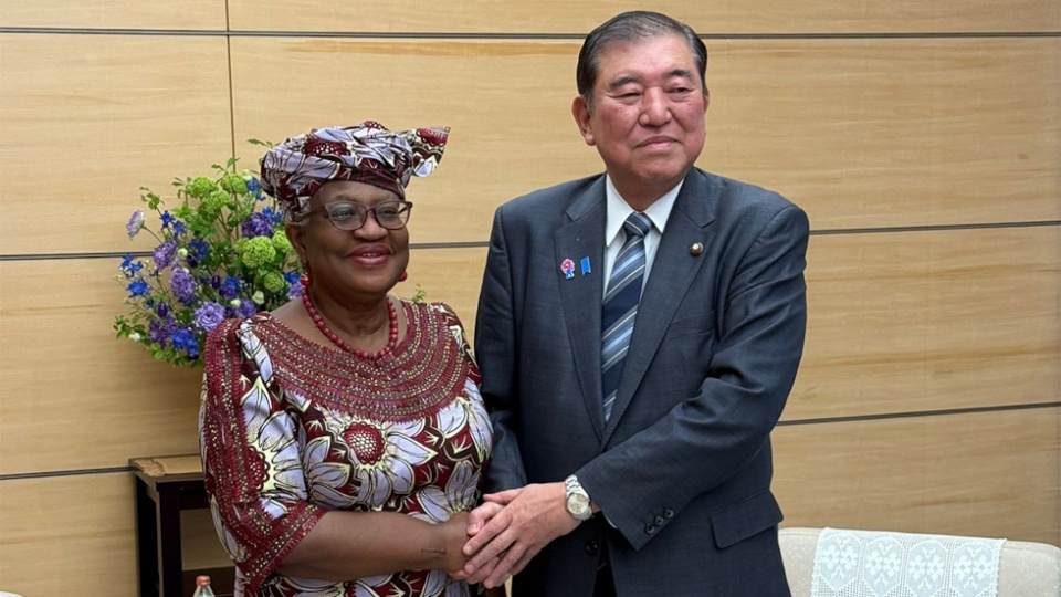 La DG Okonjo-Iweala y el Primer Ministro del Jap&oacute;n hacen un llamamiento conjunto para fortalecer el sistema de comercio.