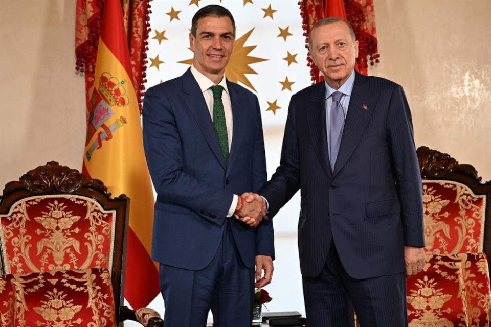 El presidente del Gobierno, Pedro Sánchez, y el presidente de la República de Turquía, Recep Tayyip Erdoğan, se saludan | Pool Moncloa/Borja Puig de la Bellacasa. El presidente del Gobierno, Pedro Sánchez, y el presidente de la República de Turquía, Recep Tayyip Erdoğan, se saludan | Pool Moncloa/Borja Puig de la Bellacasa.