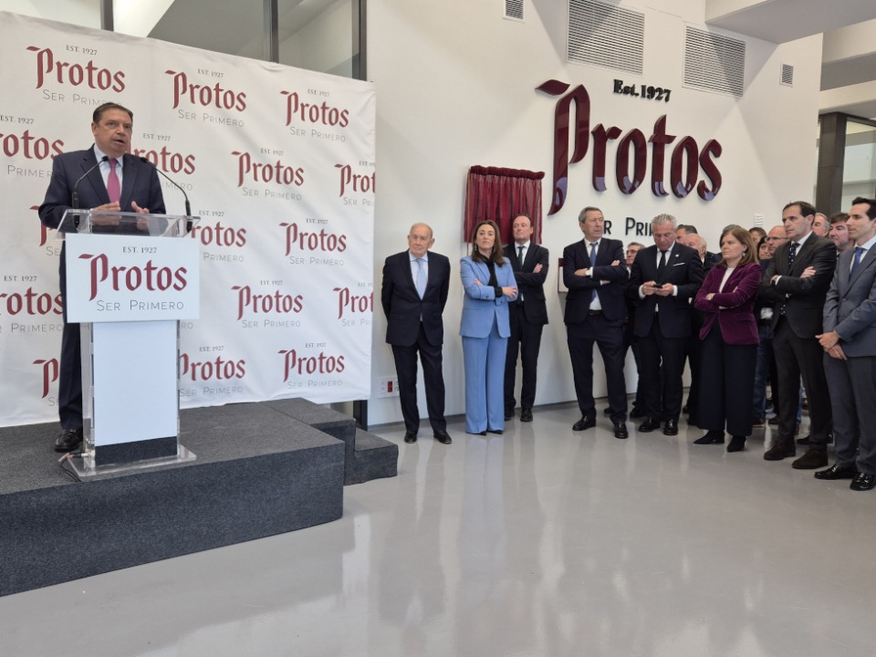 El ministro pone en valor estrategias como la de Bodegas Protos, que apuesta por la innovaci&oacute;n, diversificaci&oacute;n y ampliaci&oacute;n de mercados.