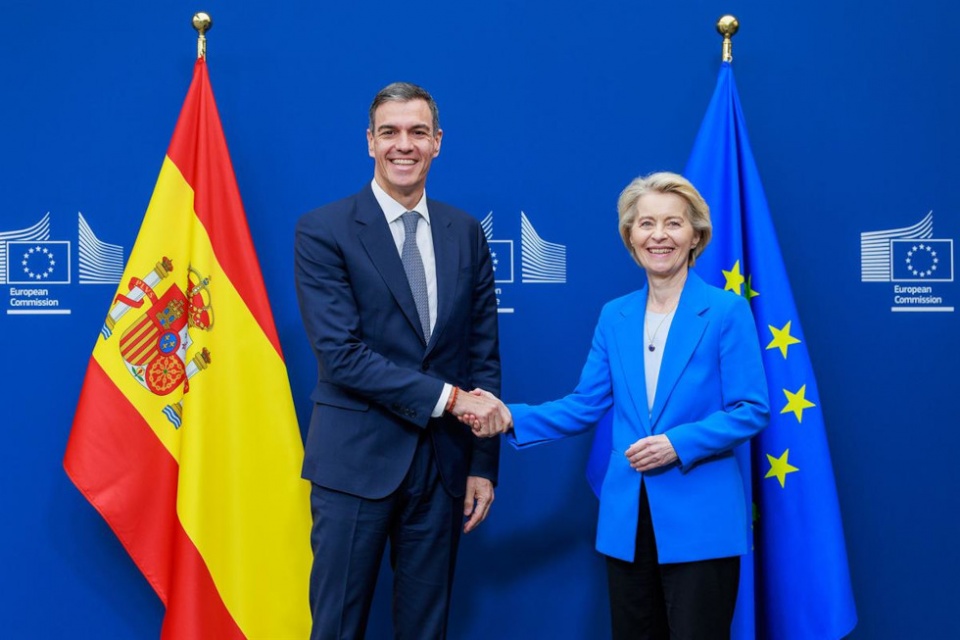 El presidente del Gobierno, Pedro S&aacute;nchez, saluda a la presidenta de la Comisi&oacute;n Europea, Ursula von der Leyen. | Pool Moncloa/Fernando Calvo y Pool UE.