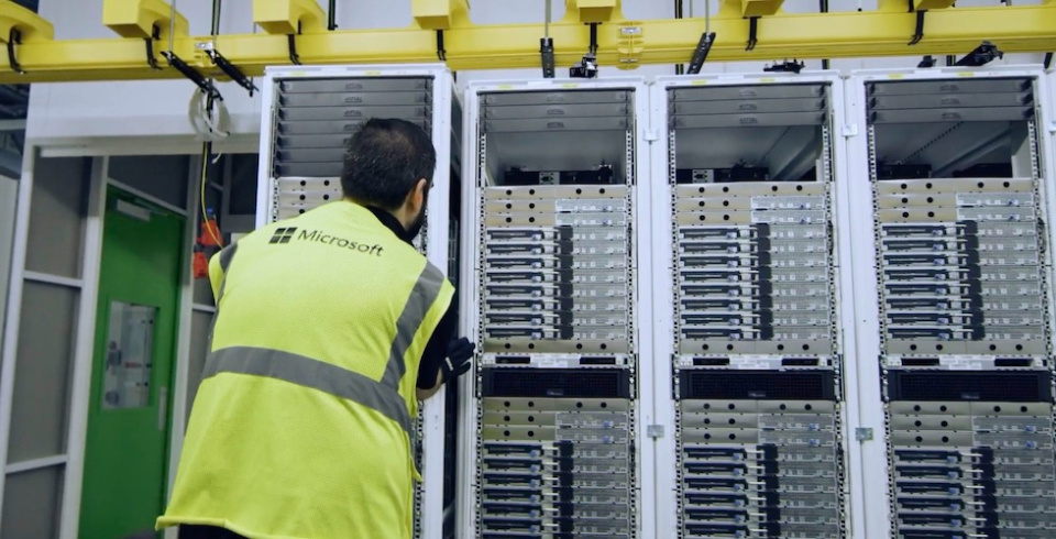 Operarios de Microsoft en centro de datos. Operarios de Microsoft en centro de datos.