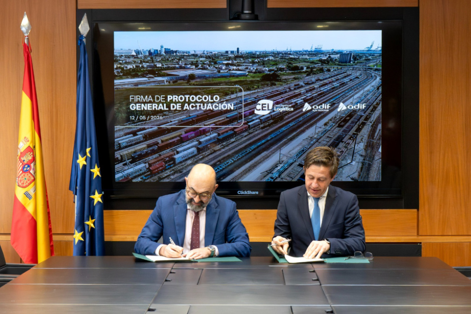La firma entre Adif y el Centro Español de Logística de un protocolo de colaboración para fomentar el uso del ferrocarril en las cadenas de suministro. La firma entre Adif y el Centro Español de Logística de un protocolo de colaboración para fomentar el uso del ferrocarril en las cadenas de suministro.