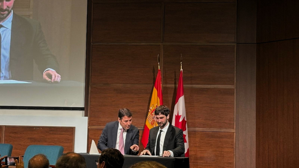 Jacinto Monge y Aidan G&oacute;mez.