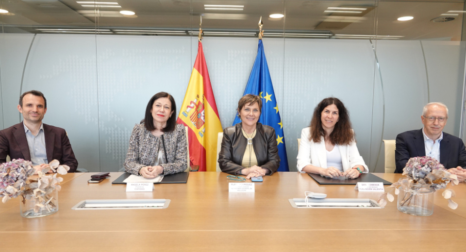 La Pdta. y consejera delegada de COFIDES, Ángela Pérez; la Sria. Gral. de Inclusión, Elena Rodríguez; la Dra Gral de Fundación Valentia, Sara Comenge, con los equipos de COFIDES y Fundación Valentia. La Pdta. y consejera delegada de COFIDES, Ángela Pérez; la Sria. Gral. de Inclusión, Elena Rodríguez; la Dra Gral de Fundación Valentia, Sara Comenge, con los equipos de COFIDES y Fundación Valentia.