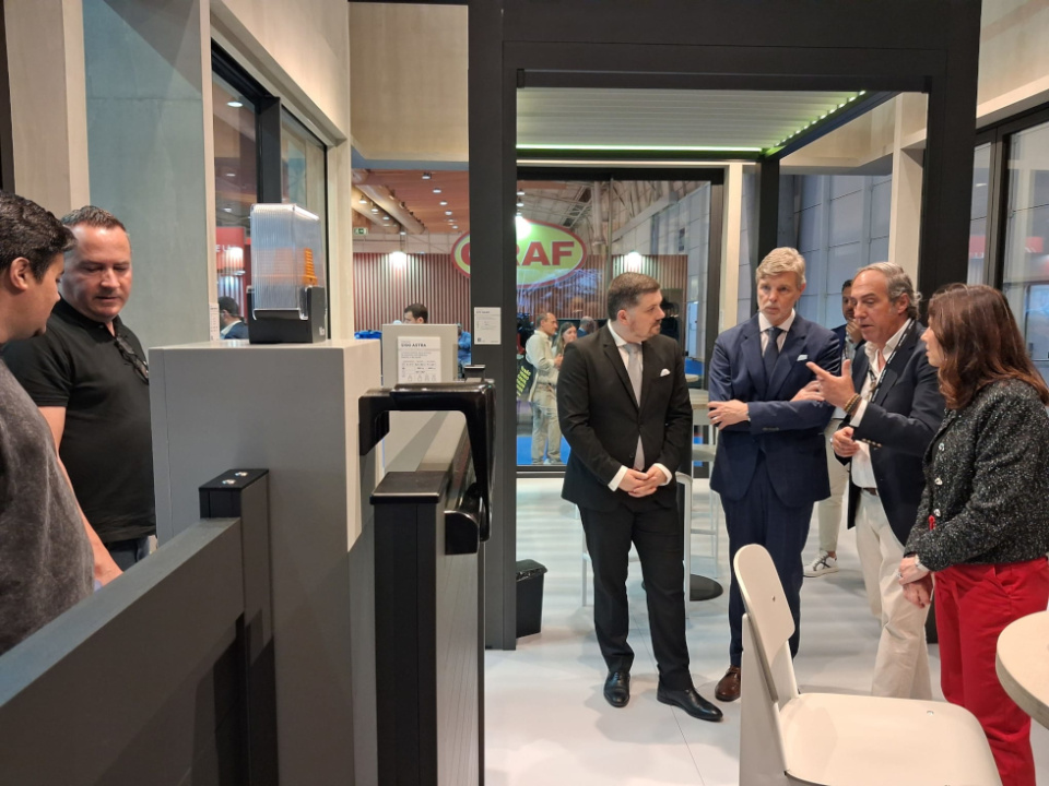Visitantes recorriendo el stand de STRUGAL en Tektónica 2026 en Lisboa. Visitantes recorriendo el stand de STRUGAL en Tektónica 2026 en Lisboa.
