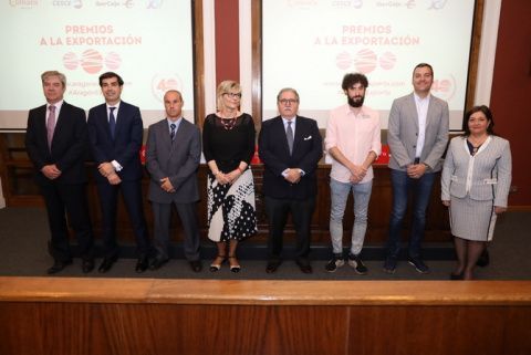 De izq. a dcha: Pascual Gomis (CESCE), Pedro Ibarra (Ibercaja), Antonio Alot (Alot), Verónica Ilescu (Cablescom), Manuel Teruel (Cámara), Toño Escartín (Funidelia), Óscar Calvo (JCV) y Nieves Ágreda (Cámara De izq. a dcha: Pascual Gomis (CESCE), Pedro Ibarra (Ibercaja), Antonio Alot (Alot), Verónica Ilescu (Cablescom), Manuel Teruel (Cámara), Toño Escartín (Funidelia), Óscar Calvo (JCV) y Nieves Ágreda (Cámara