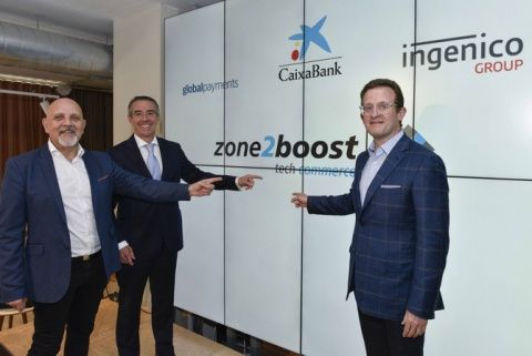 De izquierda a derecha: Mark Antipof, Global Head of Sales and Marketing de Ingenico Group; Juan Antonio Alcaraz, director general de CaixaBank, y Jeff Sloan, consejero delegado de Global Payments.
