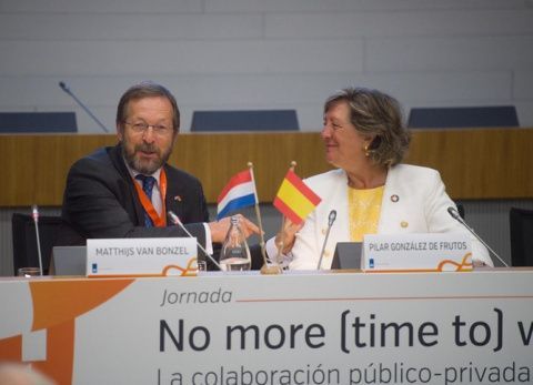 El embajador del Reino de los Pa&iacute;ses Bajos en Espa&ntilde;a, Matthijs Bonzel, y la vicepresidenta de CEOE y presidenta de Unespa, Pilar Gonz&aacute;lez de Frutos.
