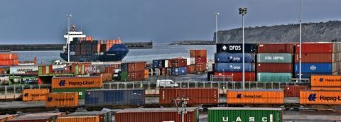 Puerto de Bilbao, terminal de contenedores.