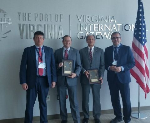 El Pdte. de Comport, Jos&eacute; M. Tejedor, y el Pdte. de la C&aacute;mara de Comercio del Campo de Gibralar, Carlos Fenoy, entregan metopas del Puerto de Algeciras al Pdte. de la VMA, David White, y vicepresidente del Puerto de Virginia, Russell J. Held