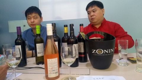 Importadores malasios catando vinons aragoneses.