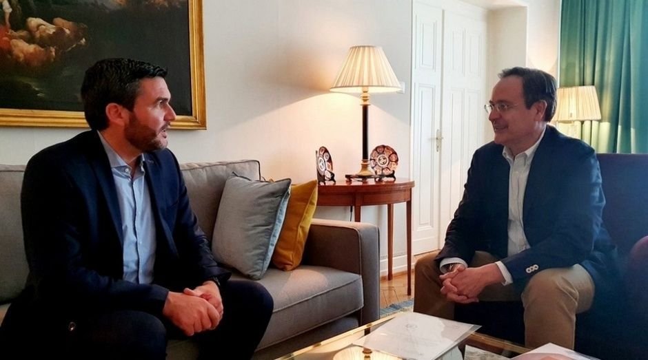 La reunión con el Embajador. La reunión con el Embajador.