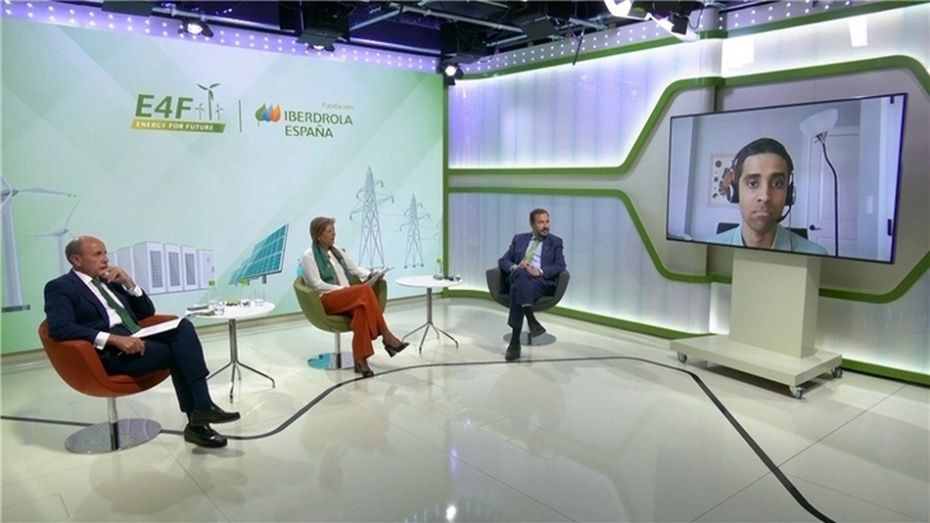 Ram&oacute;n Castresana, Agust&iacute;n Delgado, Teresa Rodr&iacute;guez de Tembleque y en la pantalla Dharik Mallapragada.
