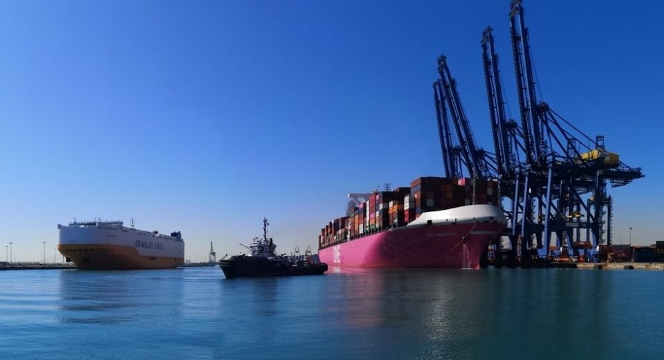 Barco atracando Valenciaport. Barco atracando Valenciaport.