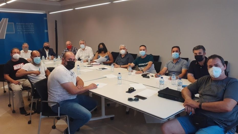 Representantes de FVET, FesMC-UGT PV y CCOO PV durante la integraci&oacute;n de la comisi&oacute;n del puerto.