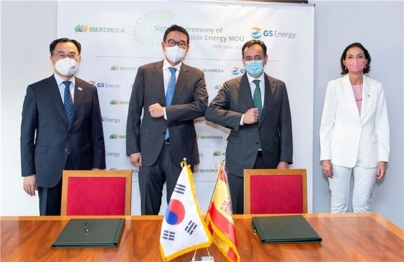 Moon Sungwook, ministro de Comercio, Industria y Energ&iacute;a de Corea del Sur; Huh Yongsoo, CEO de GS Energy: Xabier Viteri, director de Renovables de Iberdrola y Reyes Maroto, la ministra de Industria, Comercio y Turismo.