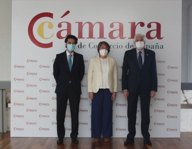Rodrigo Madrazo, director general de Cofides; Inmaculada Riera, directora general de la C&aacute;mara de Comercio de Espa&ntilde;a, y Jos&eacute; Luis Curbelo, presidente de Cofides.