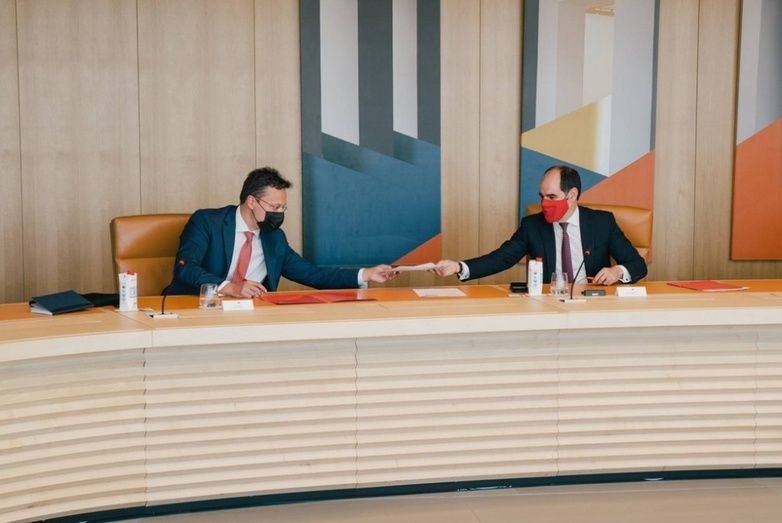 La firma de la renovaci&oacute;n del acuerdo.