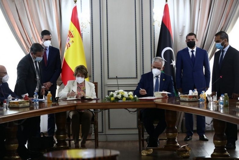 El momento de la firma. Foto: Pool Moncloa El momento de la firma. Foto: Pool Moncloa
