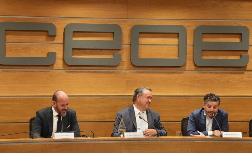 Antonio Rodr&iacute;guez, Narciso Casado y Antonio Magraner durante la presentaci&oacute;n del informe.
