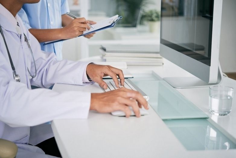 ASHO es la empresa l&iacute;der en codificaci&oacute;n sanitaria y creadora de softwares de ayuda a la codificaci&oacute;n: ASHOONE, ASHOCOODE y ASHOINDEX. Imagen: Freepik.