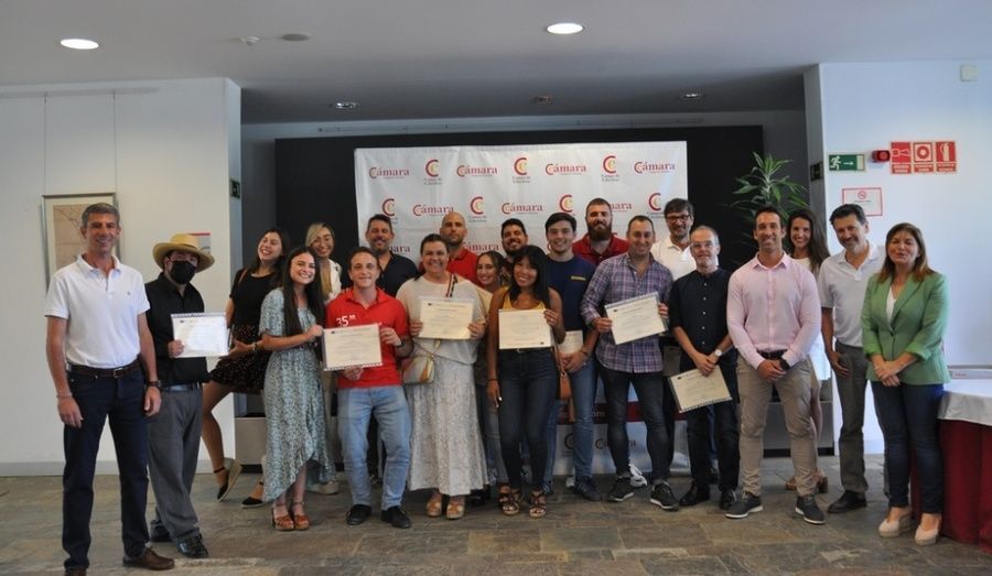 Un momento de la entrega de los diplomas a los alumnos participantes en el curso de consignación de buques. Un momento de la entrega de los diplomas a los alumnos participantes en el curso de consignación de buques.
