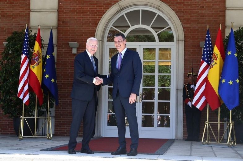 El presidente del Gobierno, Pedro S&aacute;nchez recibe al presidente de EEUU, Joe Biden, a su llegada a La Moncloa. Foto: Pool Moncloa/Fernando Calvo