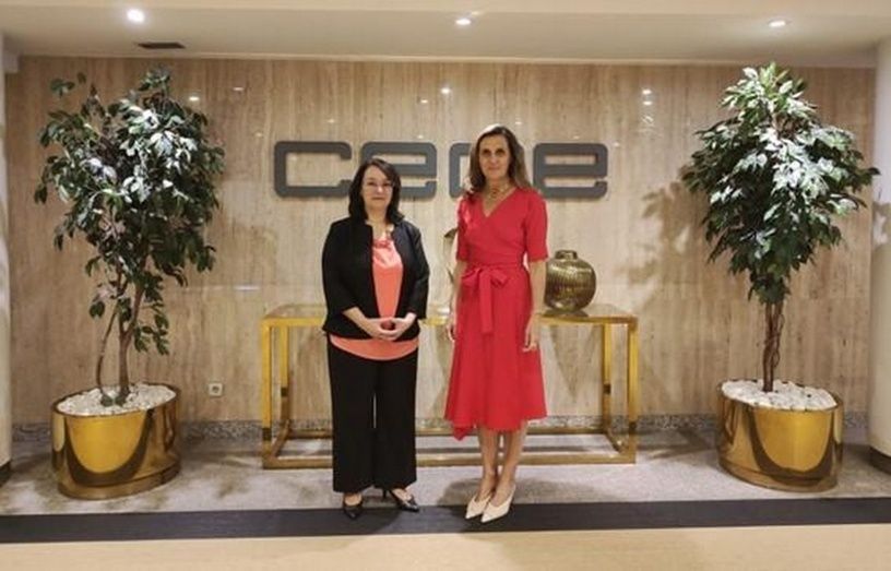 La presidenta de CEOE Internacional, Marta Blanco (dcha.), con la embajadora de T&uacute;nez en Espa&ntilde;a, Fatma Omrani Chargui.