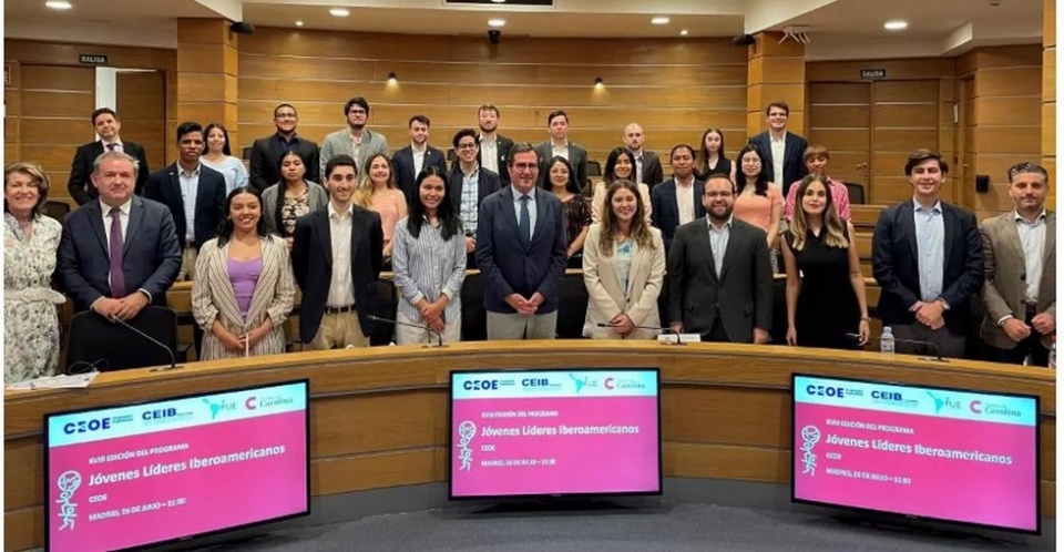 Antonio Garamendi, Narciso Casado y Antonio Magraner con los alumnos del programa J&oacute;venes L&iacute;deres Iberoamericanos en CEOE.