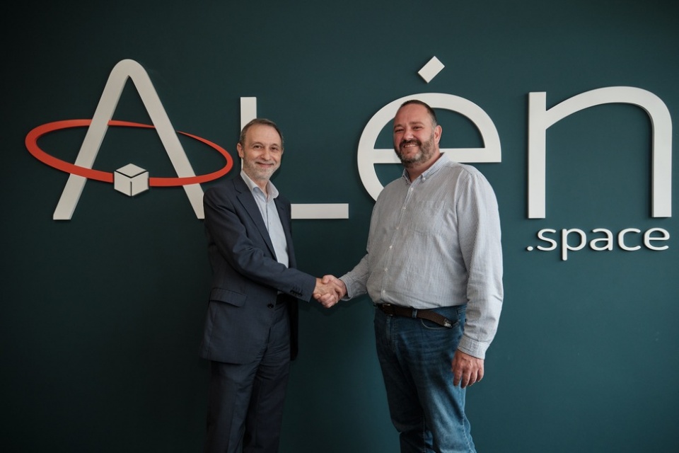 Firma del acuerdo entre Al&eacute;n Space y GMV.
